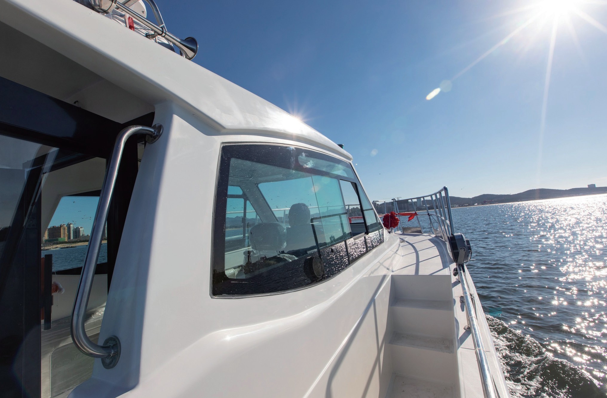 Yacht cruising calmly under bright sun, stabilized by a ZGYRO unit